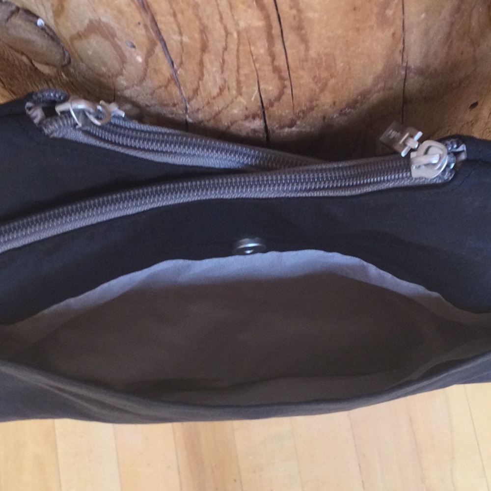 NWT  Black/Silver/Gray Baggallini Crossbody Purse - Picture 12 of 15